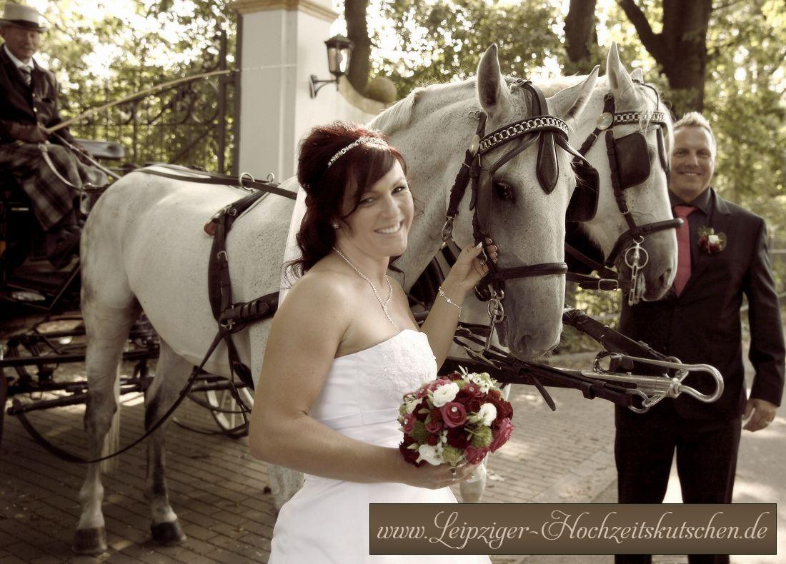 Foto: Hochzeitspaar mit Pferdekutsche