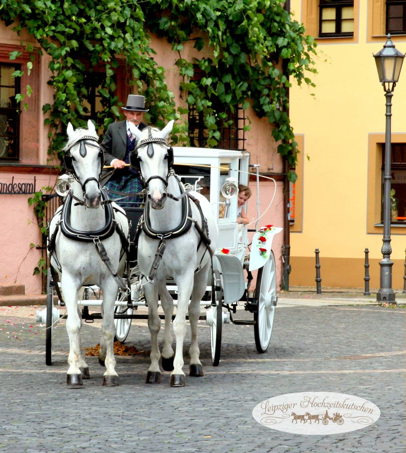 Kutschfahrt zur Hochzeitsmesse durch die Grimmaer Altstadt in Sachsen