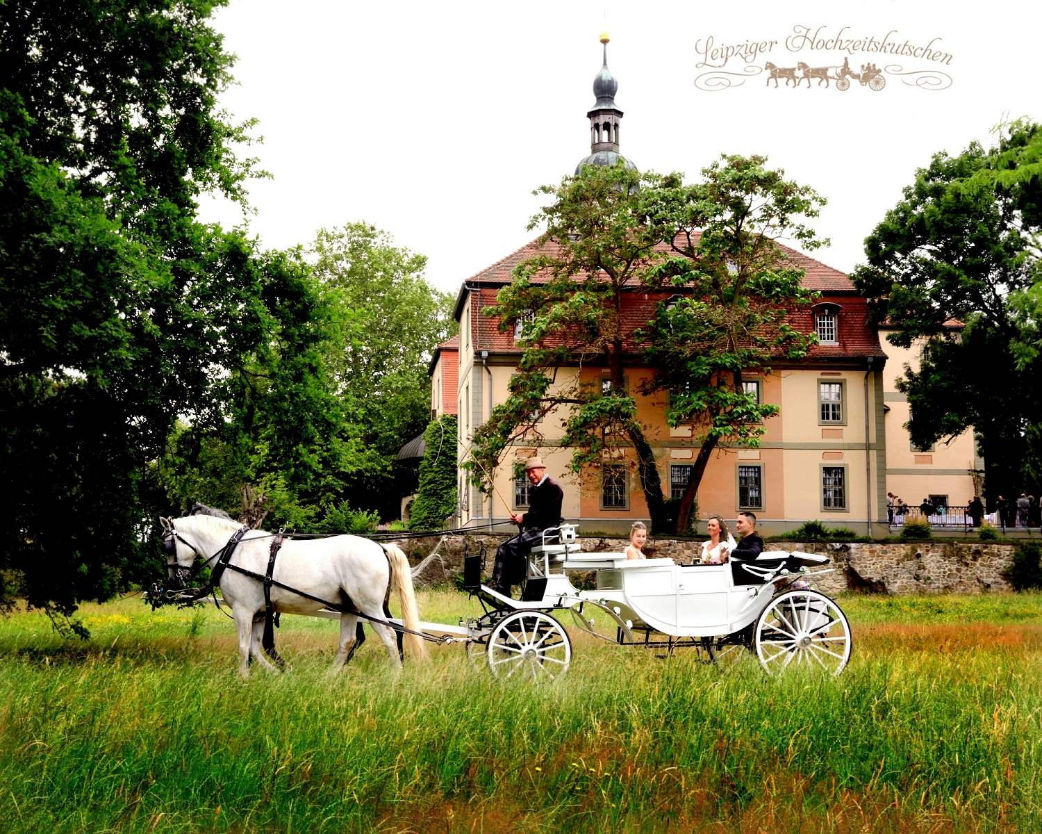 Weisse offene Landauer Hochzeitskutsche im Schlosspark Machern (Sachsen)