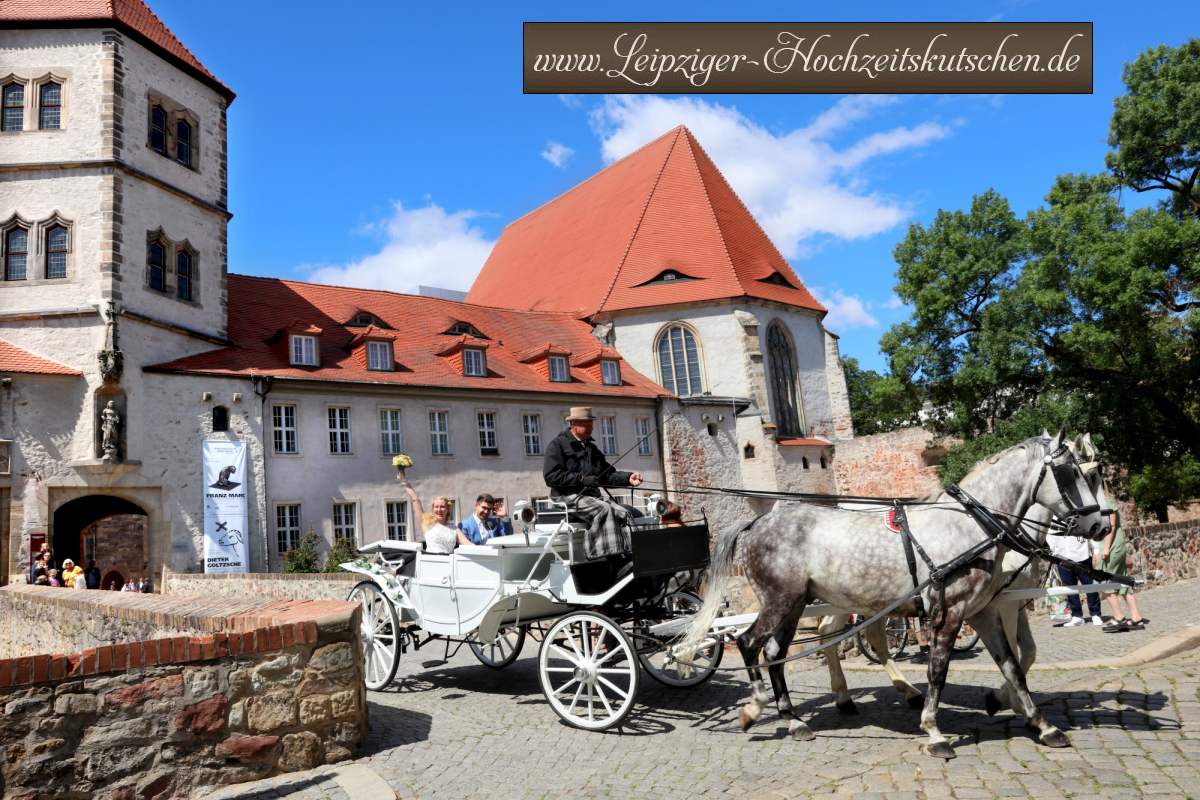 Bild: Kutschfahrt zur Hochzeit in der Moritzburg in Halle/Saale mit weißer Hochzeitskutsche