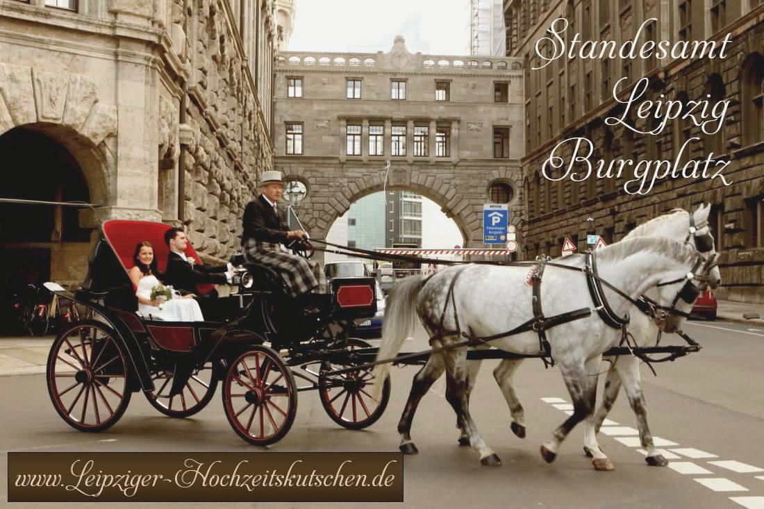 Bild: Schwarz-Rote Victoria Pferdekutsche am Standesamt Stadthaus Leipzig bei der Hochzeitsfahrt zum Clara Zetkin Park